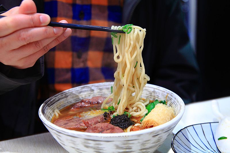 竣師父牛肉麵，台北牛肉麵節金牌必吃名店，必吃紅燒松露牛肉麵、蛤蠣雞肉麵，台北東區美食，板南線牛肉麵，捷運忠孝復興站冠軍牛肉麵