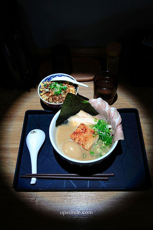 龍鱗拉麵，捷運中山站拉麵專賣店，必吃魚介拉麵，加點炙燒叉燒飯，炙燒過叉燒美乃滋飯上，好邪惡，拉麵可免費加清湯與加麵一球，承德路拉麵，台北拉麵地圖