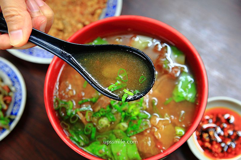 93蕃茄牛肉麵，立法院旁超人氣排隊美食，招牌蕃茄牛肉麵，必吃豬肉木須炒麵與炸排骨，捷運善導寺站美食