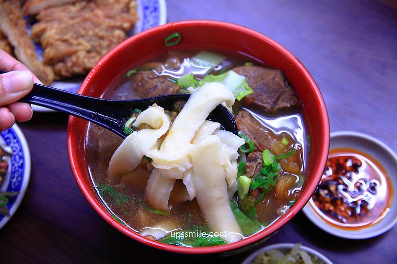 93蕃茄牛肉麵，立法院旁超人氣排隊美食，招牌蕃茄牛肉麵，必吃豬肉木須炒麵與炸排骨，捷運善導寺站美食