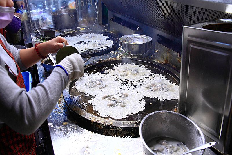 【萬華美食】廣州街夜市脆皮蚵仔煎，白種元推薦台灣美食酥脆冰花蚵仔煎，台北夜市美食，捷運龍山寺站美食