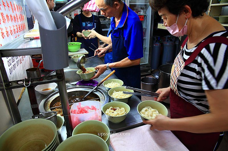 富宏牛肉麵，台北24小時牛肉麵宵夜，內用飲料機喝到飽，西門町google評論2萬多則4.2高分牛肉麵