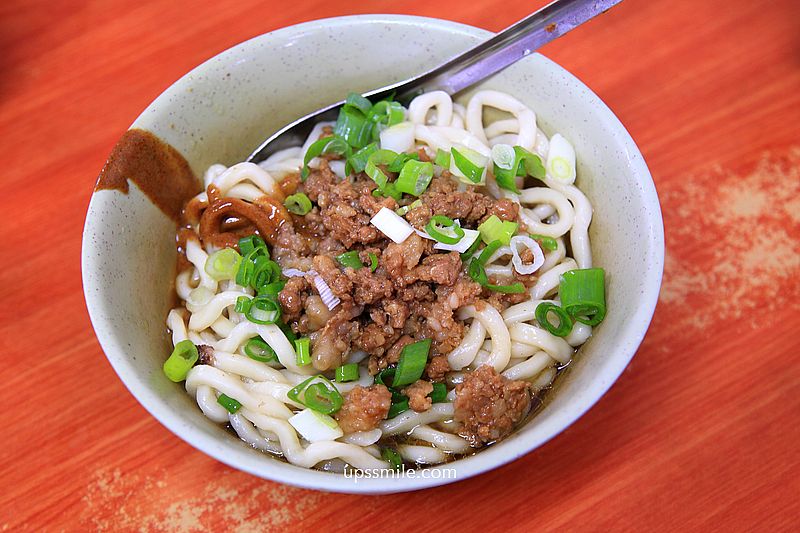 富宏牛肉麵，台北24小時牛肉麵宵夜，內用飲料機喝到飽，西門町google評論2萬多則4.2高分牛肉麵