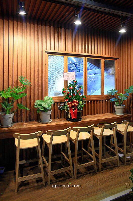 老童小吃部，台北民權西路搬家到安居街台式麵店，神等級好吃台北滷肉飯，滿滿黏稠膠質，捷運六張犁站麵店