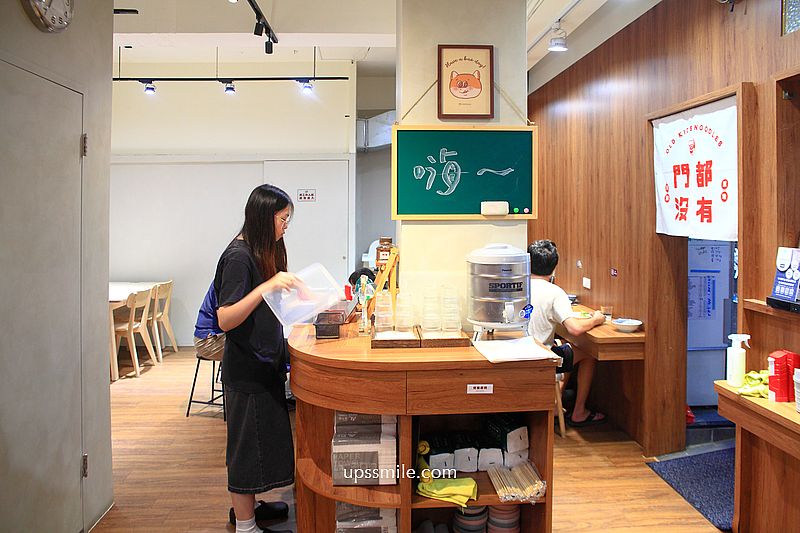 老童小吃部，台北民權西路搬家到安居街台式麵店，神等級好吃台北滷肉飯，滿滿黏稠膠質，捷運六張犁站麵店