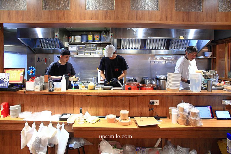 老童小吃部，台北民權西路搬家到安居街台式麵店，神等級好吃台北滷肉飯，滿滿黏稠膠質，捷運六張犁站麵店