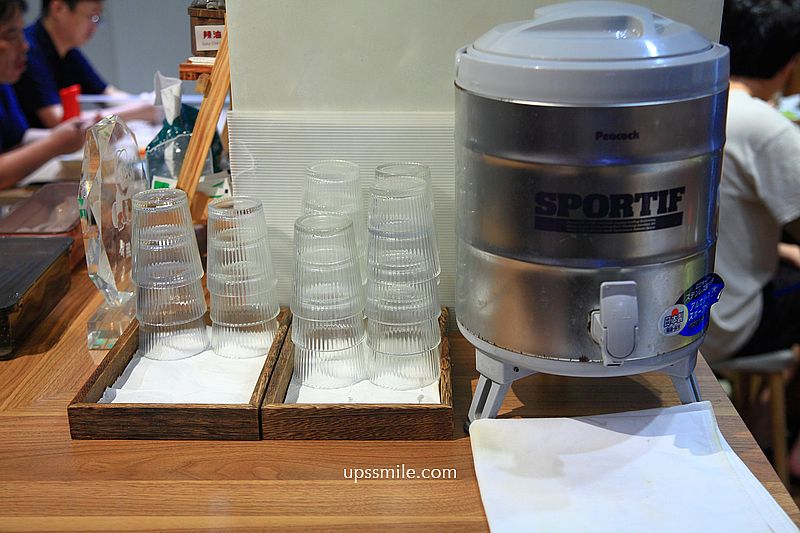 老童小吃部，台北民權西路搬家到安居街台式麵店，神等級好吃台北滷肉飯，滿滿黏稠膠質，捷運六張犁站麵店