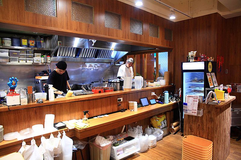 老童小吃部，台北民權西路搬家到安居街台式麵店，神等級好吃台北滷肉飯，滿滿黏稠膠質，捷運六張犁站麵店