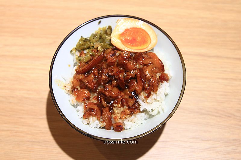 老童小吃部，台北民權西路搬家到安居街台式麵店，神等級好吃台北滷肉飯，滿滿黏稠膠質，捷運六張犁站麵店