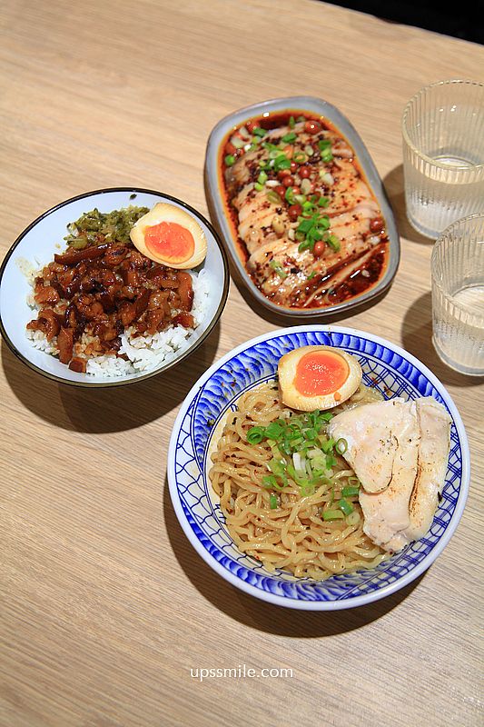 老童小吃部，台北民權西路搬家到安居街台式麵店，神等級好吃台北滷肉飯，滿滿黏稠膠質，捷運六張犁站麵店