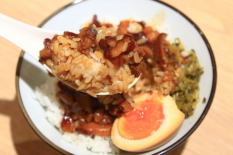 老童小吃部，台北民權西路搬家到安居街台式麵店，神等級好吃台北滷肉飯，滿滿黏稠膠質，捷運六張犁站麵店