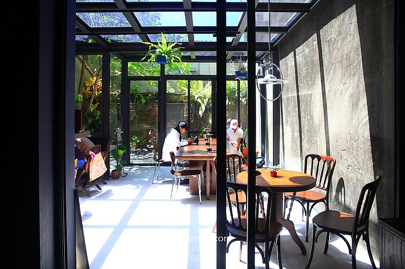 PAUSE Coffee Roaster 南港自家烘焙咖啡，南港玻璃屋絕美庭院咖啡廳