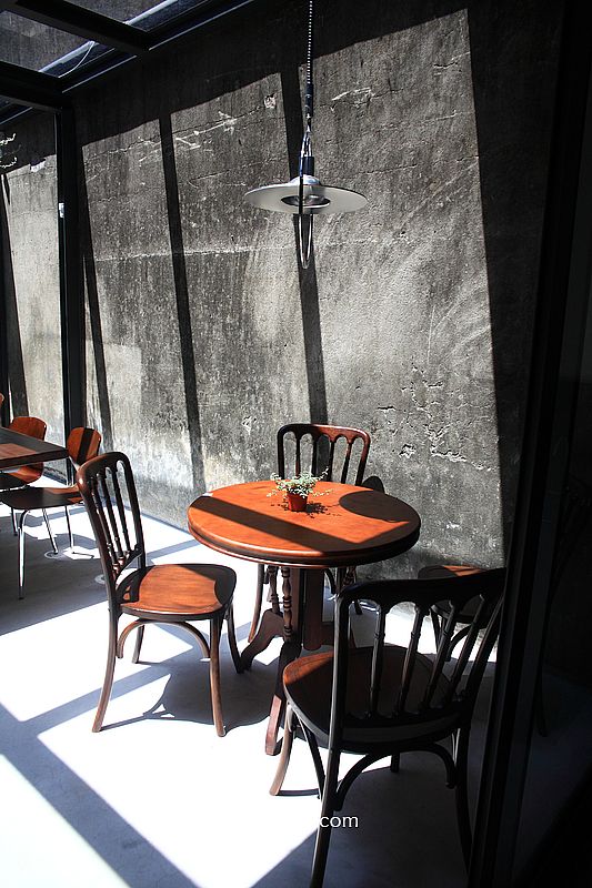 PAUSE Coffee Roaster 南港自家烘焙咖啡，南港玻璃屋絕美庭院咖啡廳