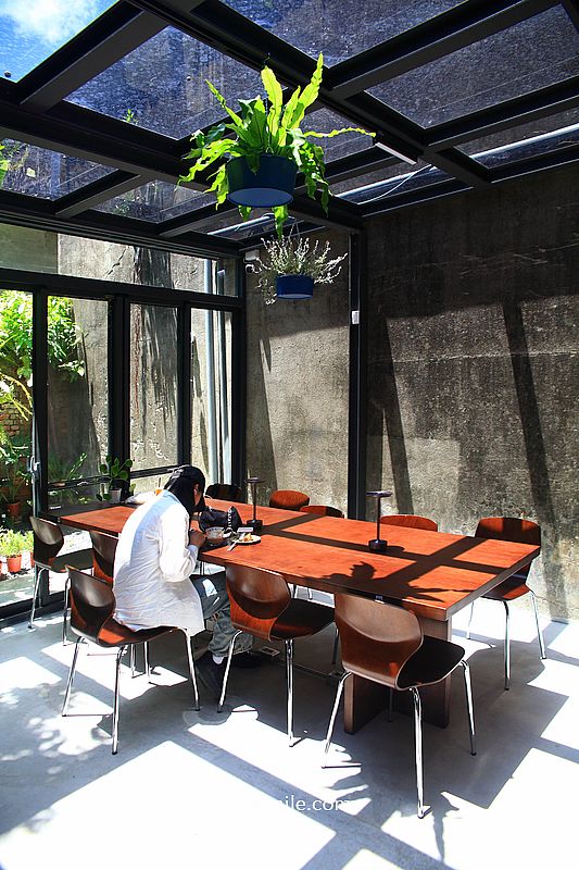 PAUSE Coffee Roaster 南港自家烘焙咖啡，南港玻璃屋絕美庭院咖啡廳