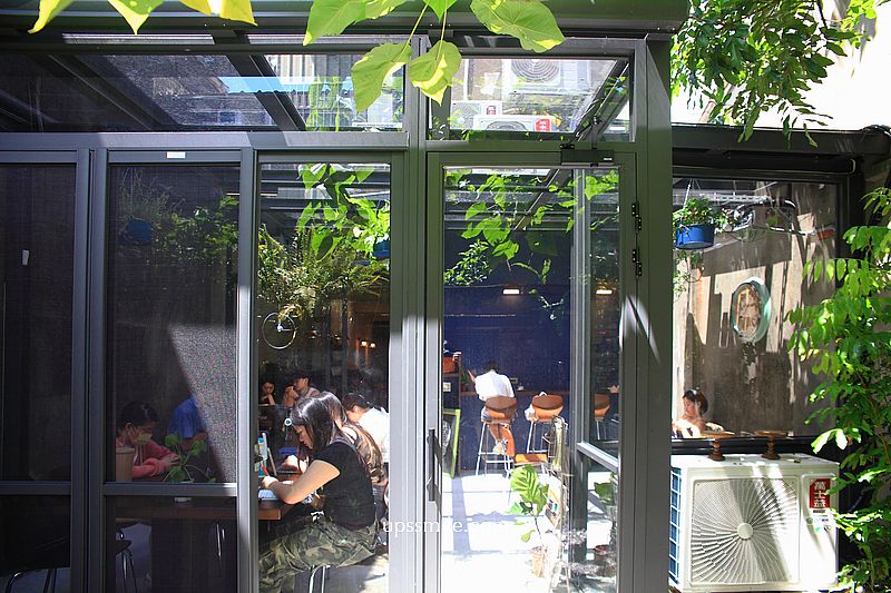 PAUSE Coffee Roaster 南港自家烘焙咖啡，南港玻璃屋絕美庭院咖啡廳