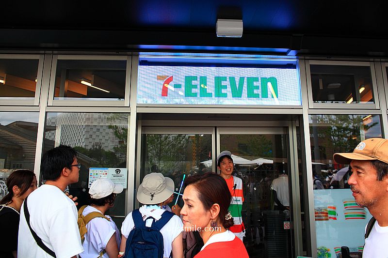 【大阪美食】大阪世博7-11，日本7-11必買，日本7-11爆紅果昔Smoothies、日本最好喝最解渴瓶裝麥茶「金茶壺麥茶」