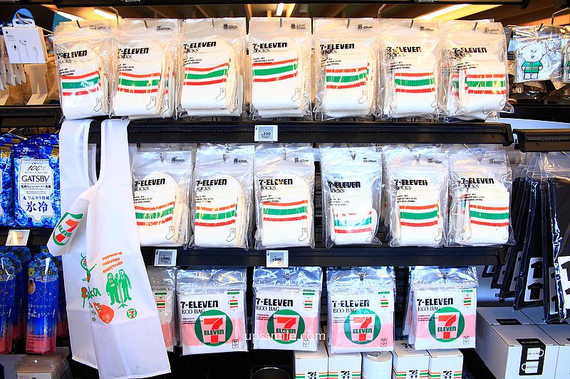 【大阪美食】大阪世博7-11，日本7-11必買，日本7-11爆紅果昔Smoothies、日本最好喝最解渴瓶裝麥茶「金茶壺麥茶」