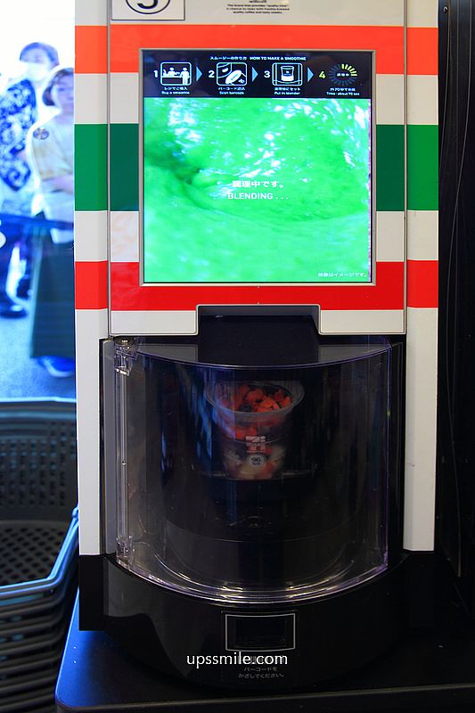 【大阪美食】大阪世博7-11，日本7-11必買，日本7-11爆紅果昔Smoothies、日本最好喝最解渴瓶裝麥茶「金茶壺麥茶」