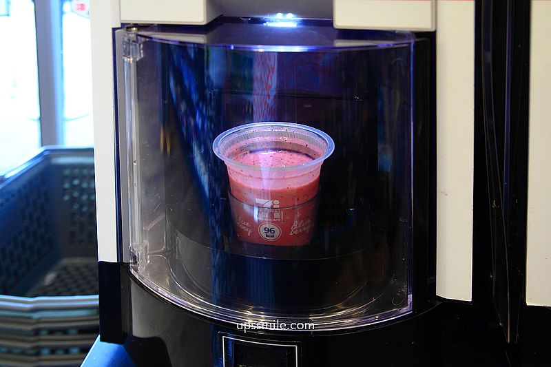 【大阪美食】大阪世博7-11，日本7-11必買，日本7-11爆紅果昔Smoothies、日本最好喝最解渴瓶裝麥茶「金茶壺麥茶」