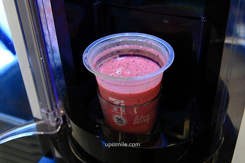 【大阪美食】大阪世博7-11，日本7-11必買，日本7-11爆紅果昔Smoothies、日本最好喝最解渴瓶裝麥茶「金茶壺麥茶」
