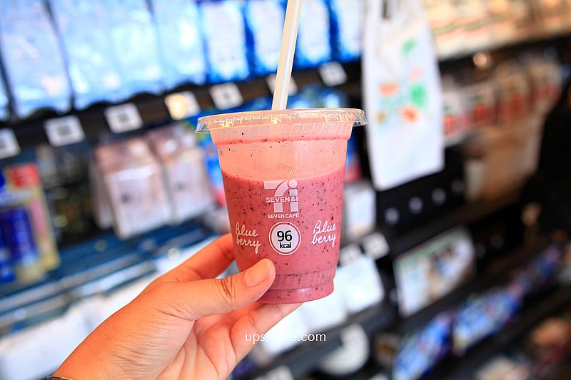 【大阪美食】大阪世博7-11，日本7-11必買，日本7-11爆紅果昔Smoothies、日本最好喝最解渴瓶裝麥茶「金茶壺麥茶」