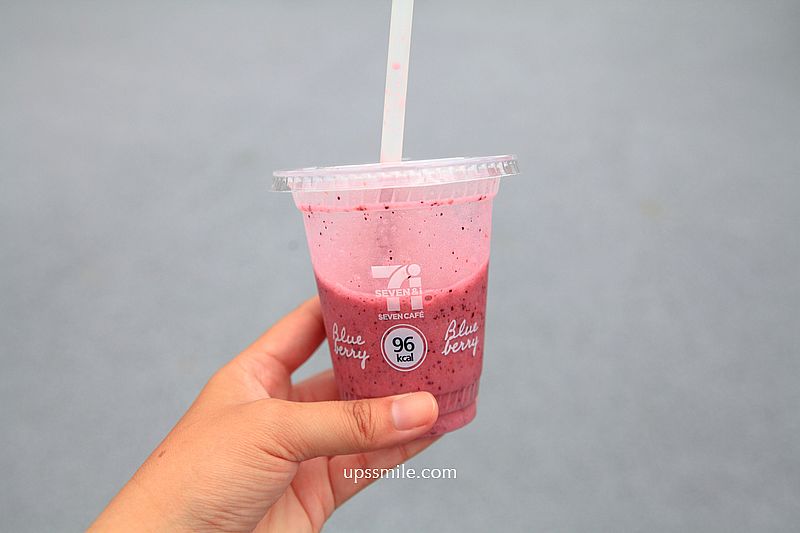 【大阪美食】大阪世博7-11，日本7-11必買，日本7-11爆紅果昔Smoothies、日本最好喝最解渴瓶裝麥茶「金茶壺麥茶」