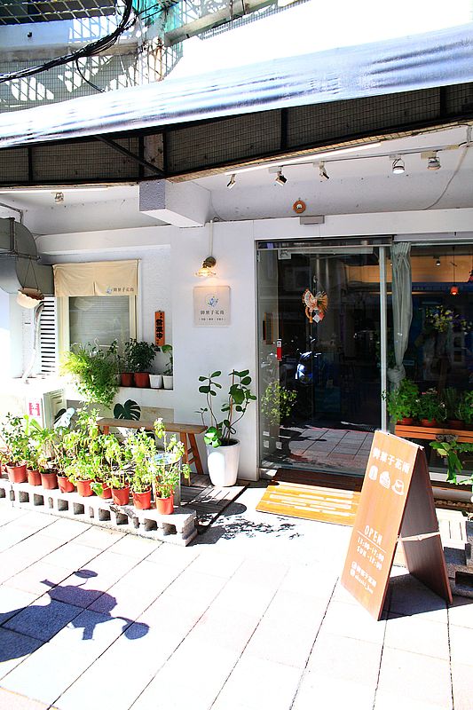 御菓子花雨，榮獲500甜，必吃香草聖多諾黑、開心果覆盆子千層酥，台北客製化生日蛋糕甜點