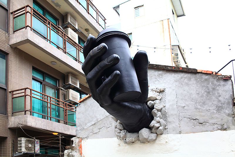 Focus on flavor 2 中壢，牆裡伸出巨大黑手咖啡廳，中原大學咖啡廳，桃園秘境風格咖啡廳，中壢咖啡廳推薦