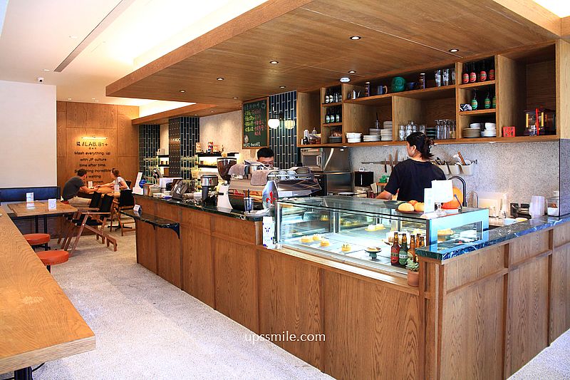 THE OAK LAB 81+ 咖啡輕食，台中露營風格咖啡廳，神等級好吃起司燻雞貝果，複合式展覽選物店建案中心，台中北屯咖啡廳