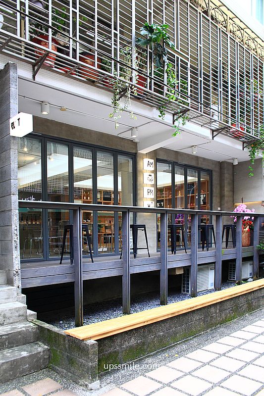 PLOT咖啡,捷運忠孝復興站咖啡廳,結合精品咖啡與自然酒,複合式藝文空間,台北東區咖啡廳,必點濕潤抹茶巴斯克蛋糕 PLOT咖啡,捷運忠孝復興站咖啡廳,結合精品咖啡與自然酒,複合式藝文空間,台北東區咖啡廳,必點濕潤抹茶巴斯克蛋糕