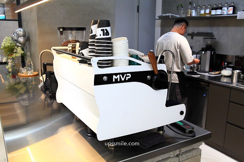 PLOT咖啡，捷運忠孝復興站咖啡廳，結合精品咖啡與自然酒，複合式藝文空間，台北東區咖啡廳，必點濕潤抹茶巴斯克蛋糕