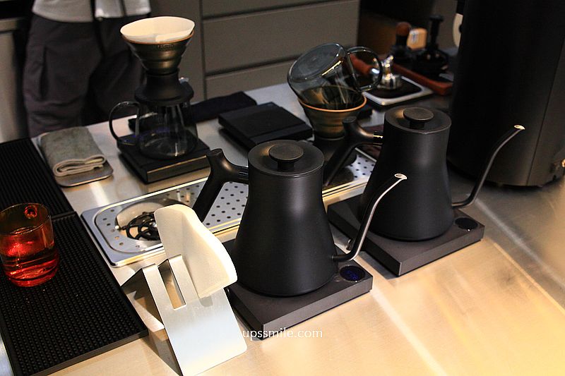 PLOT咖啡，捷運忠孝復興站咖啡廳，結合精品咖啡與自然酒，複合式藝文空間，台北東區咖啡廳，必點濕潤抹茶巴斯克蛋糕