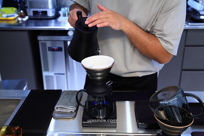 PLOT咖啡，捷運忠孝復興站咖啡廳，結合精品咖啡與自然酒，複合式藝文空間，台北東區咖啡廳，必點濕潤抹茶巴斯克蛋糕