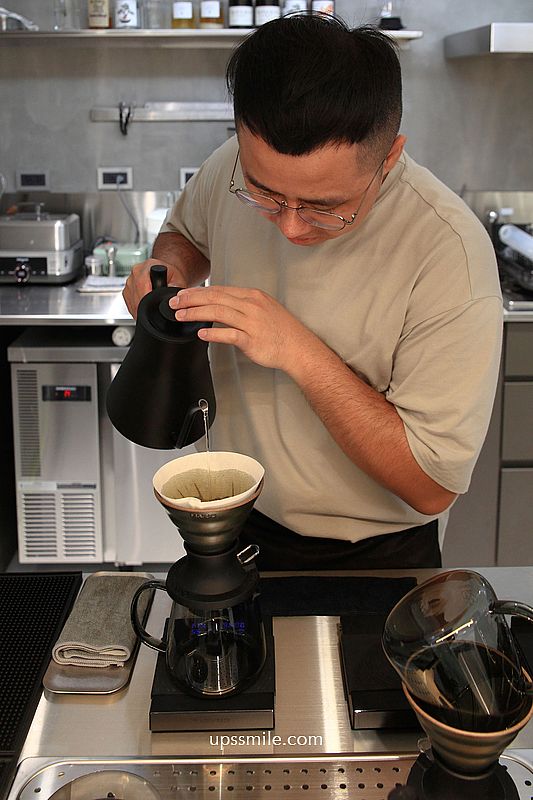 PLOT咖啡，捷運忠孝復興站咖啡廳，結合精品咖啡與自然酒，複合式藝文空間，台北東區咖啡廳，必點濕潤抹茶巴斯克蛋糕