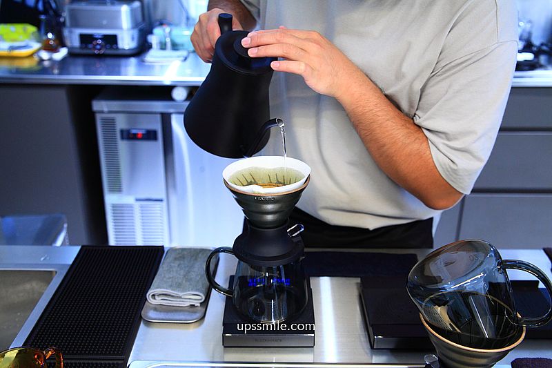 PLOT咖啡，捷運忠孝復興站咖啡廳，結合精品咖啡與自然酒，複合式藝文空間，台北東區咖啡廳，必點濕潤抹茶巴斯克蛋糕