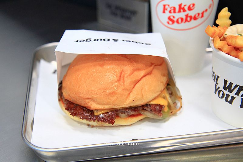 Sober & Burger,Fake Sober開漢堡店,新開幕信義區街頭漢堡專賣店,金屬未來感風格 Sober & Burger,Fake Sober開漢堡店,新開幕信義區街頭漢堡專賣店,金屬未來感風格