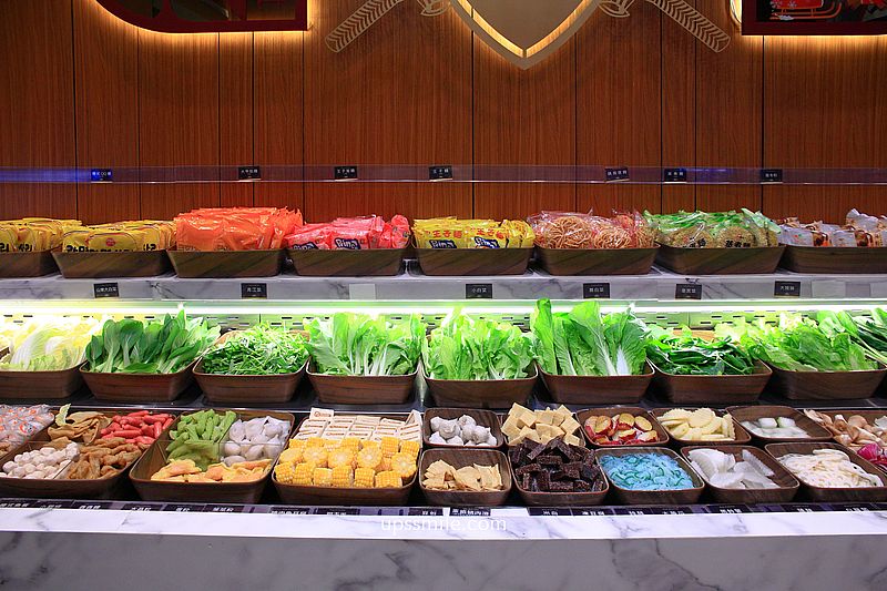 嗑肉石鍋永和民權店二代店，中永和火鍋自助吧吃到飽，必點浮誇肉瀑布，永和宵夜