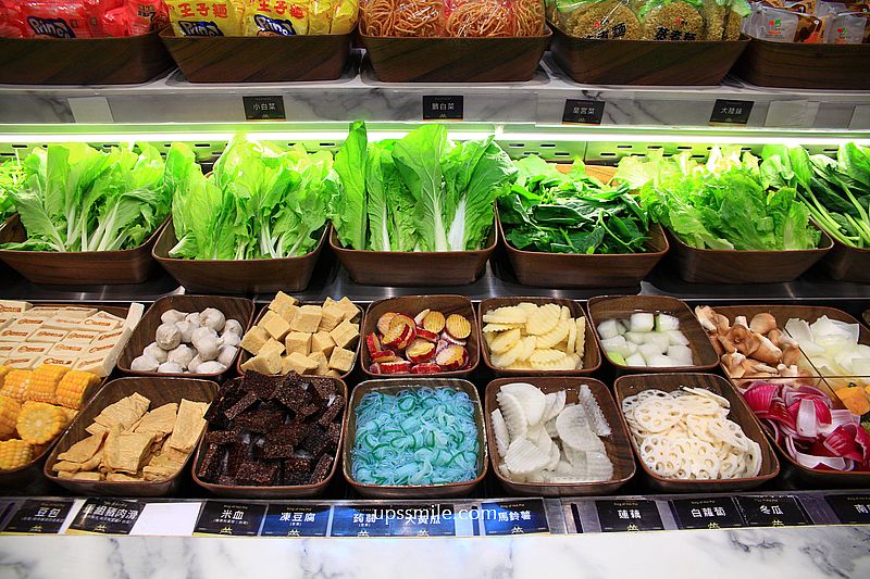 嗑肉石鍋永和民權店二代店，中永和火鍋自助吧吃到飽，必點浮誇肉瀑布，永和宵夜