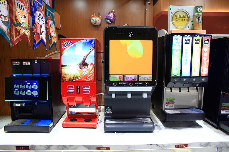 嗑肉石鍋永和民權店二代店，中永和火鍋自助吧吃到飽，必點浮誇肉瀑布，永和宵夜