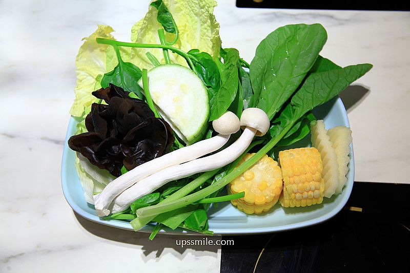 嗑肉石鍋永和民權店二代店，中永和火鍋自助吧吃到飽，必點浮誇肉瀑布，永和宵夜