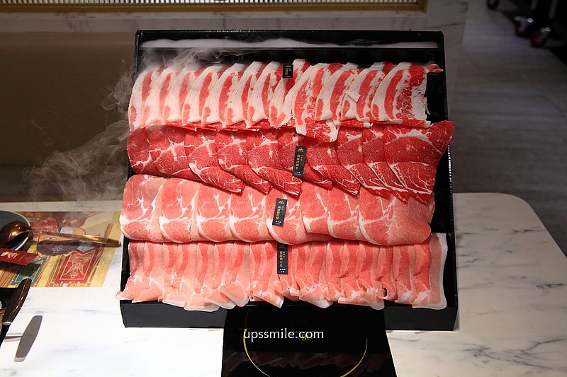 嗑肉石鍋永和民權店二代店，中永和火鍋自助吧吃到飽，必點浮誇肉瀑布，永和宵夜