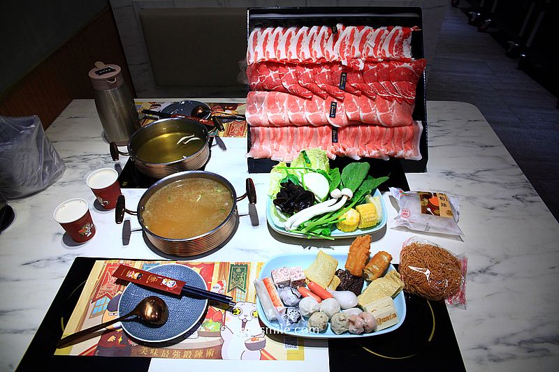 嗑肉石鍋永和民權店二代店，中永和火鍋自助吧吃到飽，必點浮誇肉瀑布，永和宵夜