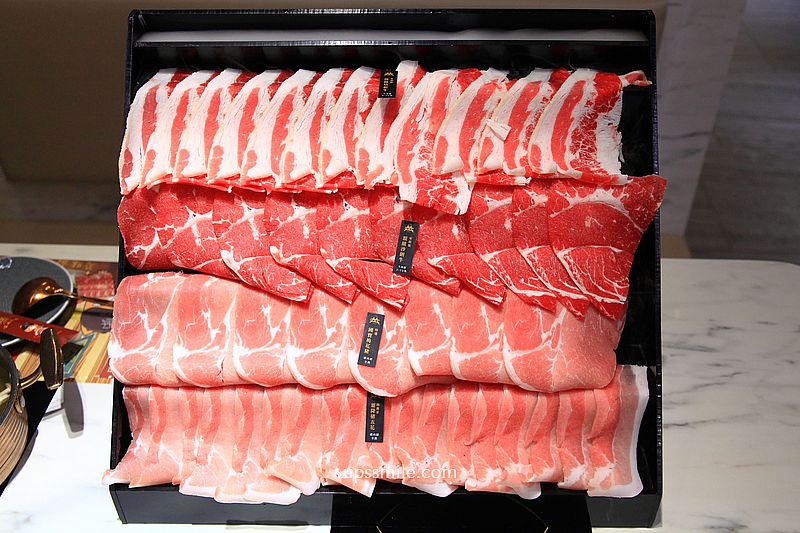 嗑肉石鍋永和民權店二代店，中永和火鍋自助吧吃到飽，必點浮誇肉瀑布，永和宵夜