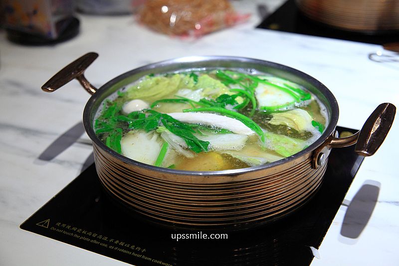 嗑肉石鍋永和民權店二代店，中永和火鍋自助吧吃到飽，必點浮誇肉瀑布，永和宵夜