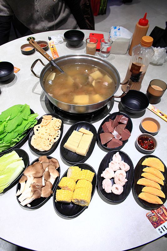 咩咩現宰羊肉鍋中壢店，中壢鍋物，中壢現宰羊肉爐，帶皮羊肉＋羊腱子肉雙人套餐899元