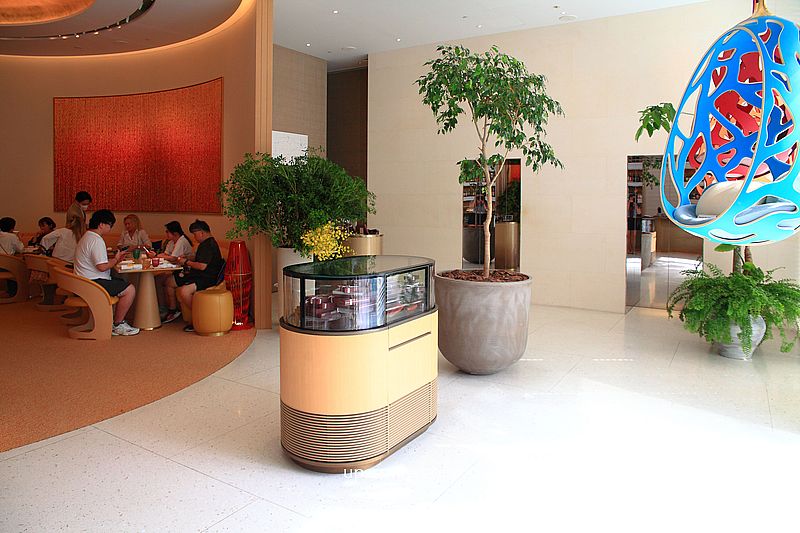 LV大阪御堂筋旗艦店 Le Café V全球首家咖啡廳，化身絕美白色船帆，青木淳操刀設計大阪咖啡廳