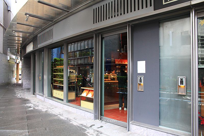 Muhei Bakery 暮黑烘焙，捷運東門站可頌專賣店2026新開幕，台北自家烘焙咖啡廳，磚紅色咖啡廳氛圍