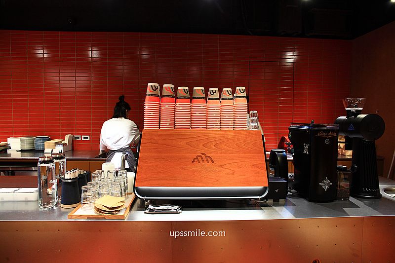 Muhei Bakery 暮黑烘焙，捷運東門站可頌專賣店2026新開幕，台北自家烘焙咖啡廳，磚紅色咖啡廳氛圍