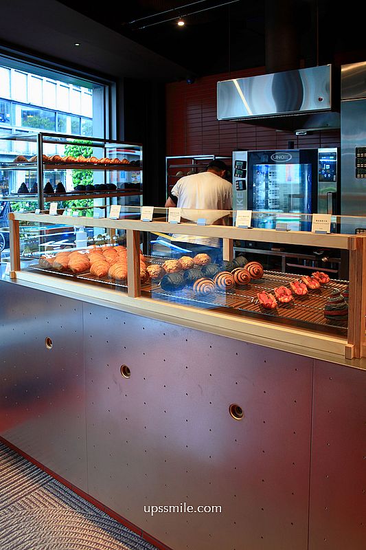 Muhei Bakery 暮黑烘焙，捷運東門站可頌專賣店2026新開幕，台北自家烘焙咖啡廳，磚紅色咖啡廳氛圍