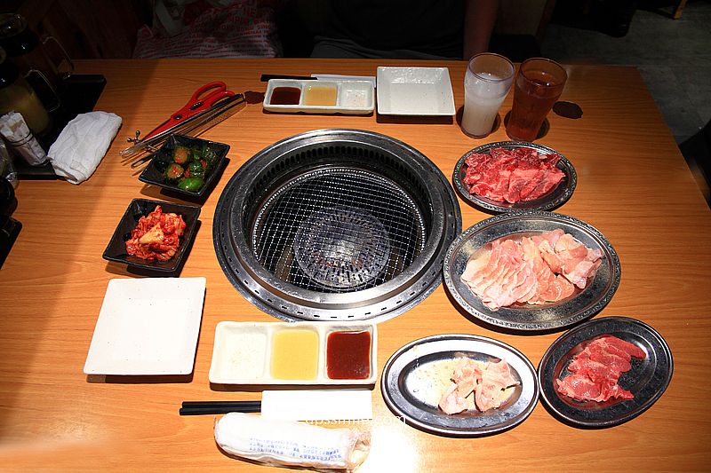 燒肉力丸道頓堀店，大阪和牛燒肉吃到飽推薦，跑跑人旁的道頓堀美食